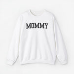 Witte sweatshirt met ronde hals en grote opdruk “MOMMY” op de borst.