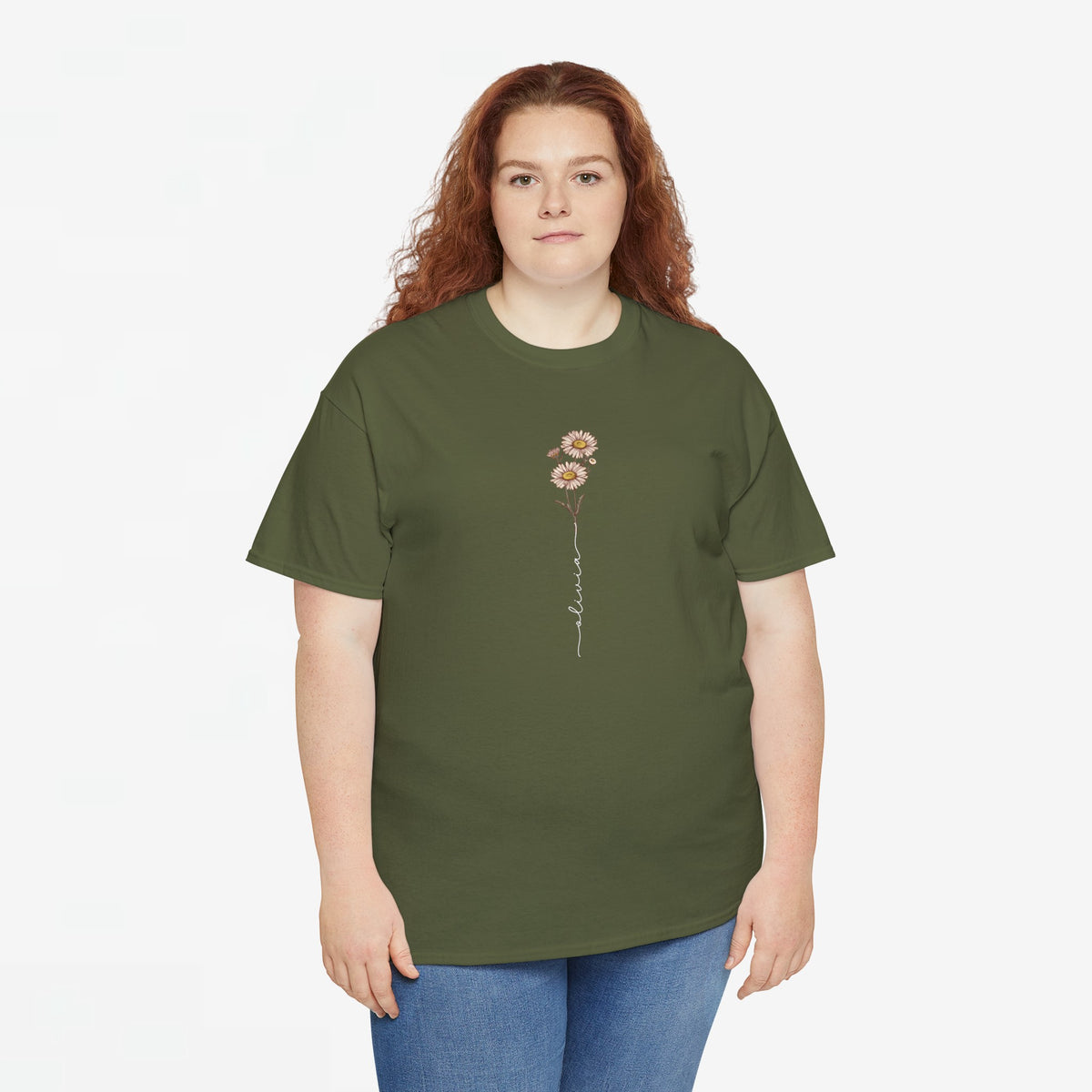 Legergroene T-shirt met bloemprint en verticale sierlijke tekst op de borst