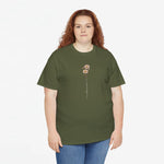 Legergroene T-shirt met bloemprint en verticale sierlijke tekst op de borst