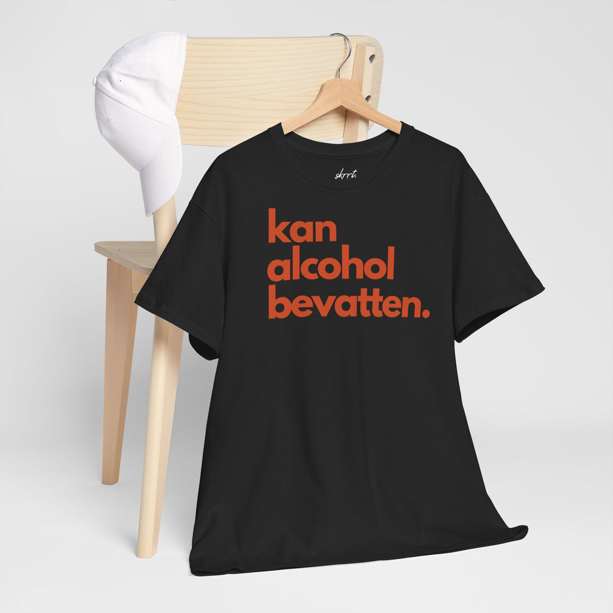 Zwart T-shirt met voorprint 'kan alcohol bevattten.' aan hanger