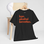 Zwart T-shirt met voorprint 'kan alcohol bevattten.' aan hanger