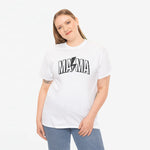 Wit T-shirt met MA$MA-print op model, ronde hals en korte mouwen.