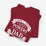 Bordeauxrode T-shirt opgevouwen, met witte tekstprint “superpowers” en “dad”