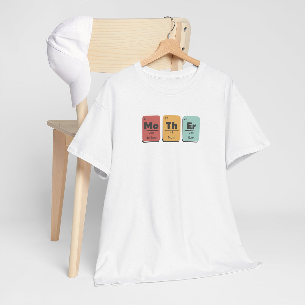 Wit oversized T-shirt met periodiek-systeemprint op de borst, in hangende positie