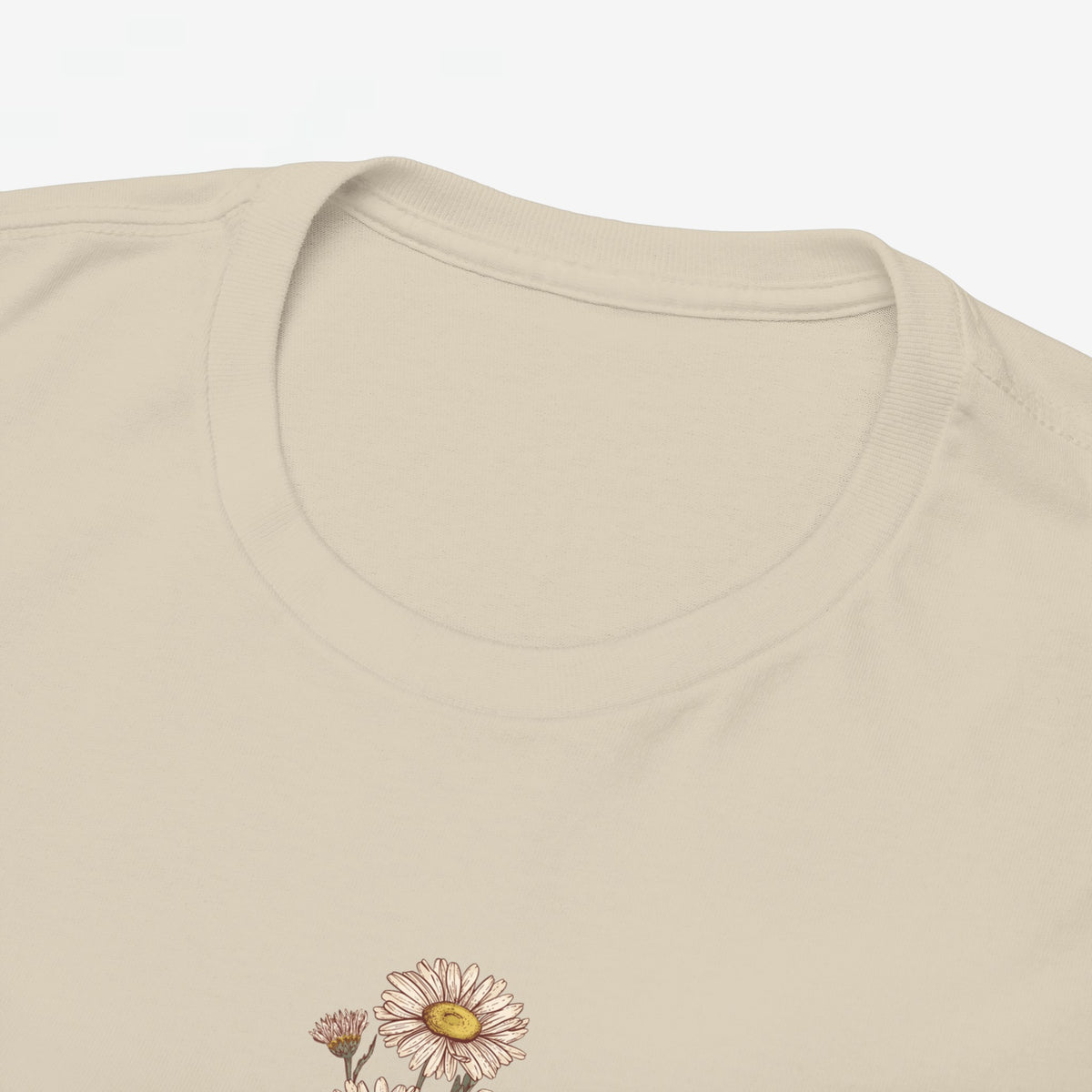 Beige gepersonaliseerd T-shirt met kleine bloemenprint op de borst, ronde hals