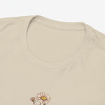 Beige gepersonaliseerd T-shirt met kleine bloemenprint op de borst, ronde hals