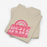 Zandkleurig oversized t-shirt met grote opdruk “BESTE MAMA” en regenboogcirkel