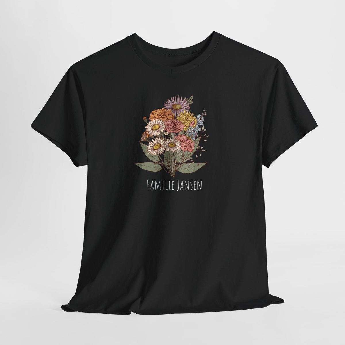 Zwarte T-shirt met bloemenboeketprint en 'Familie Jansen' onder de bloemen