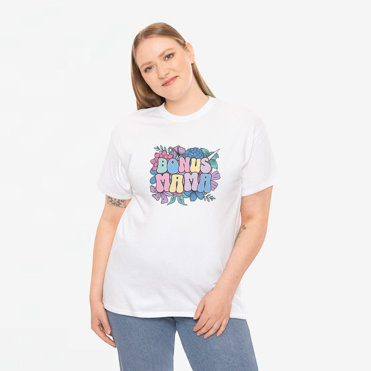 Witte oversized T-shirt met “BONUS MAMA” kleurrijke borstprint en ronde hals