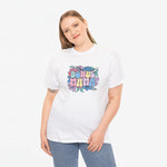 Witte oversized T-shirt met “BONUS MAMA” kleurrijke borstprint en ronde hals