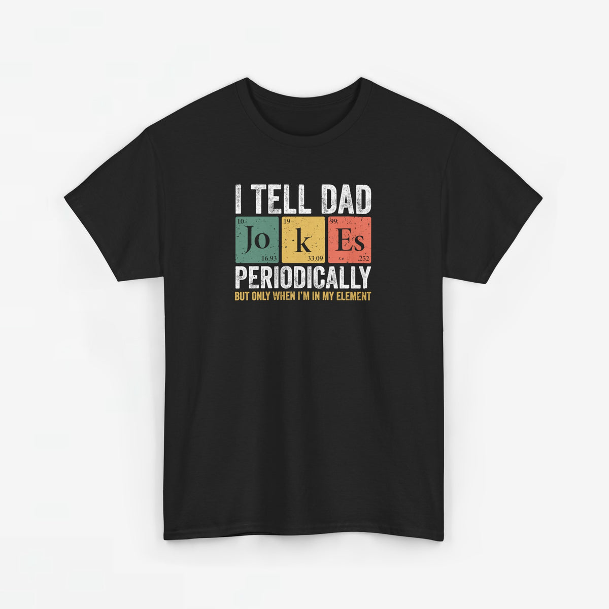 Zwarte t-shirt met ronde hals en opdruk “I tell dad jokes periodically”