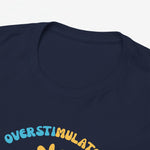 Donkerblauw T-shirt close-up: ronde hals en bovenkant print 'OVERSTIMULATED'.