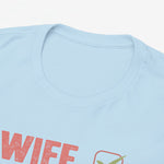 Lichtblauwe T-shirt met ronde hals; close-up van opdruk “WIFE” en check-icoontjes.