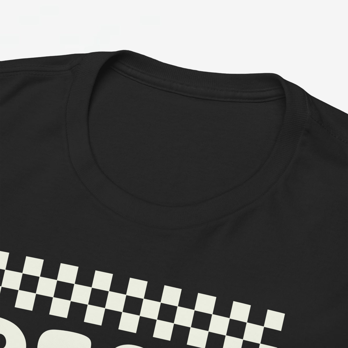 Zwarte t-shirt halsboord en close-up van witte 'Beste mama ooit' print