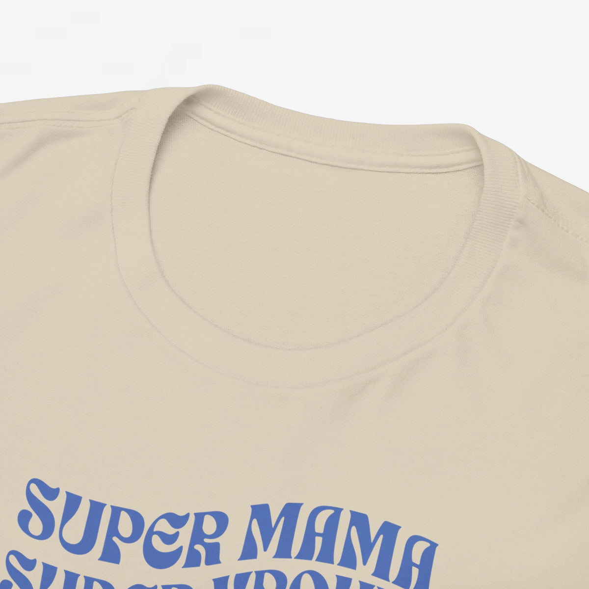 Zandkleurige T-shirt hals met blauwe tekstopdruk; close-up van kraaglijn.