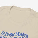 Zandkleurige T-shirt hals met blauwe tekstopdruk; close-up van kraaglijn.