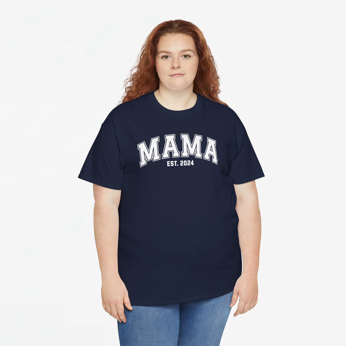 Donkerblauwe T-shirt met frontopdruk “MAMA” en “EST. 2024”