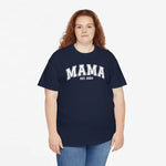 Donkerblauwe T-shirt met frontopdruk “MAMA” en “EST. 2024”