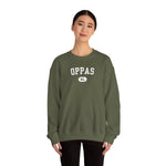 Donkergroene sweater met lange mouwen, ronde hals en 'OPPAS' NL-print
