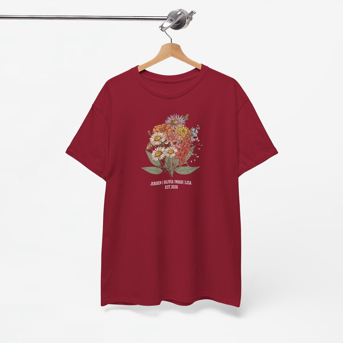 Rood T-shirt op hangertje met bloemenboeketprint voorop