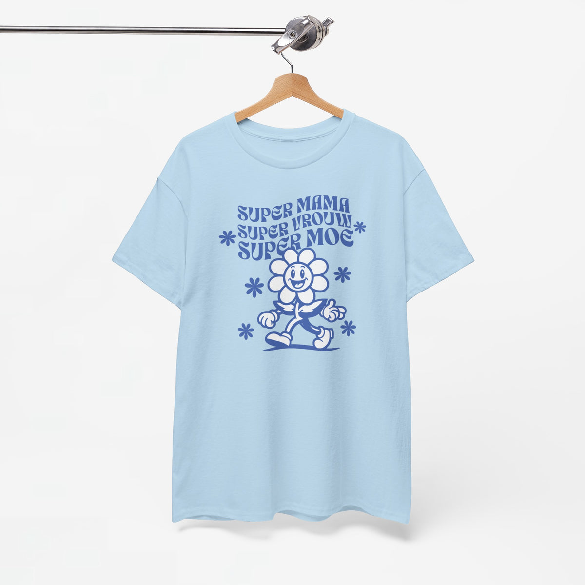 Lichtblauwe oversized t-shirt met blauwe ‘Super mama’ tekst, aan houten hanger
