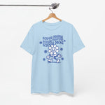 Lichtblauwe oversized t-shirt met blauwe ‘Super mama’ tekst, aan houten hanger