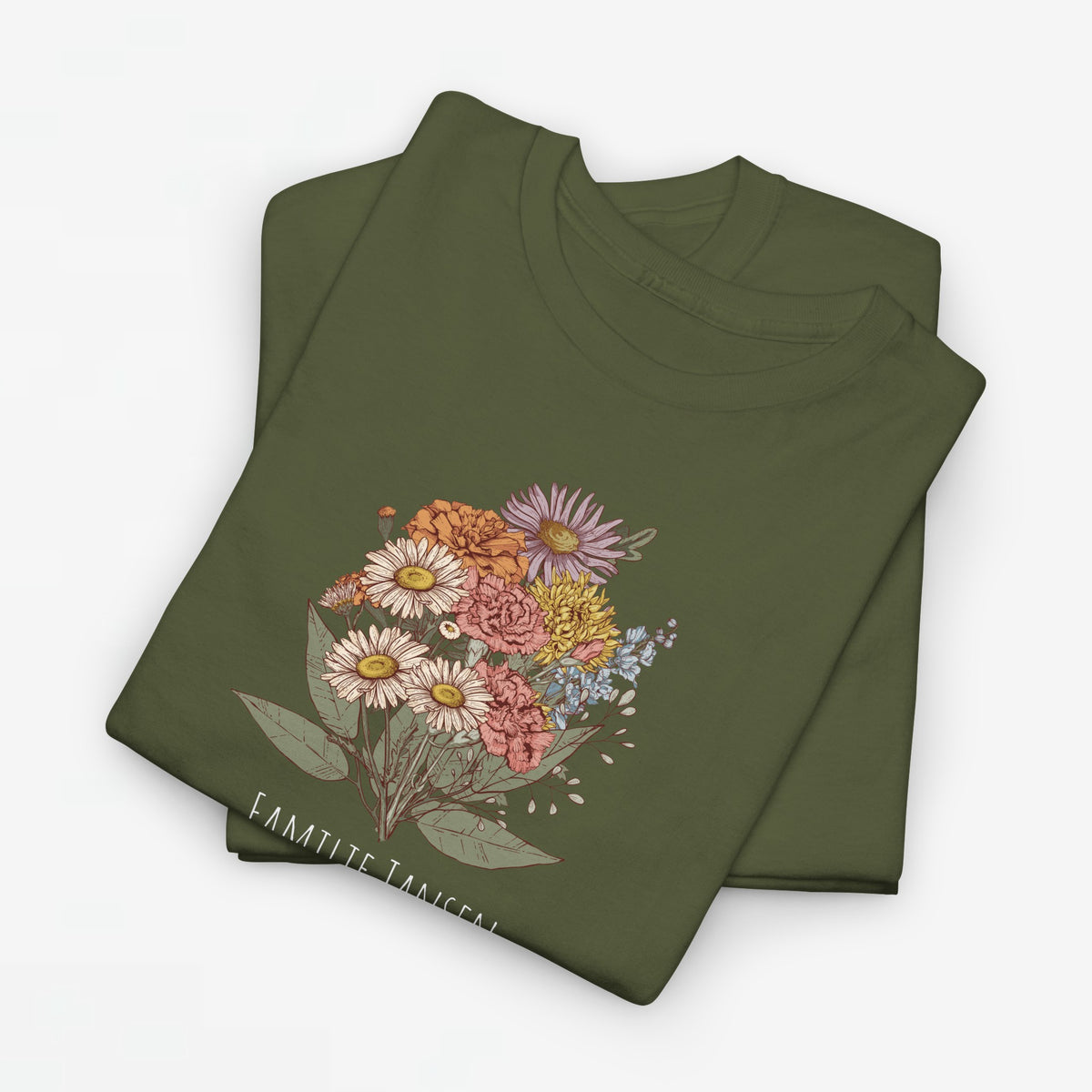 Olijfgroene T-shirt met bloemenboeketprint en witte tekst onderaan.