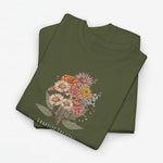 Olijfgroene T-shirt met bloemenboeketprint en witte tekst onderaan.