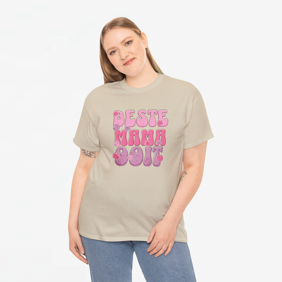 Beige oversized t-shirt met roze “Beste Mama Ooit” tekstprint op de borst, model