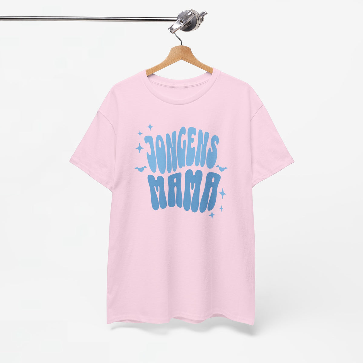 Roze T-shirt met “JONGENS MAMA” print, hangend aan houten kleerhanger