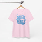 Roze T-shirt met “JONGENS MAMA” print, hangend aan houten kleerhanger