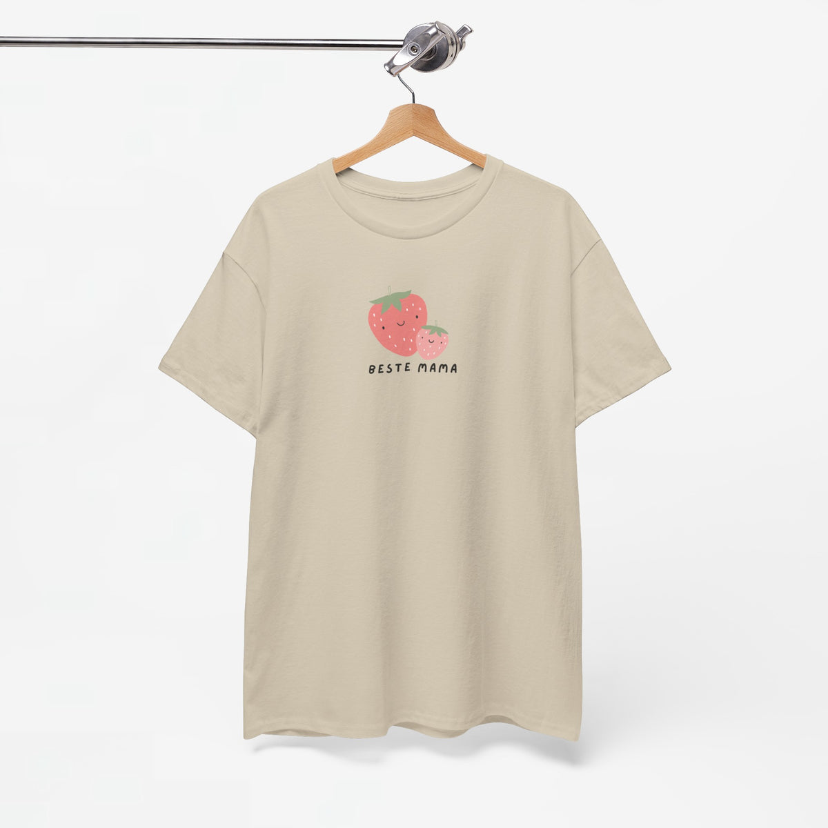 Oversized zandkleurige T-shirt aan hanger met aardbeienprint en 'Beste Mama'.