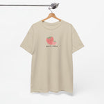 Oversized zandkleurige T-shirt aan hanger met aardbeienprint en 'Beste Mama'.