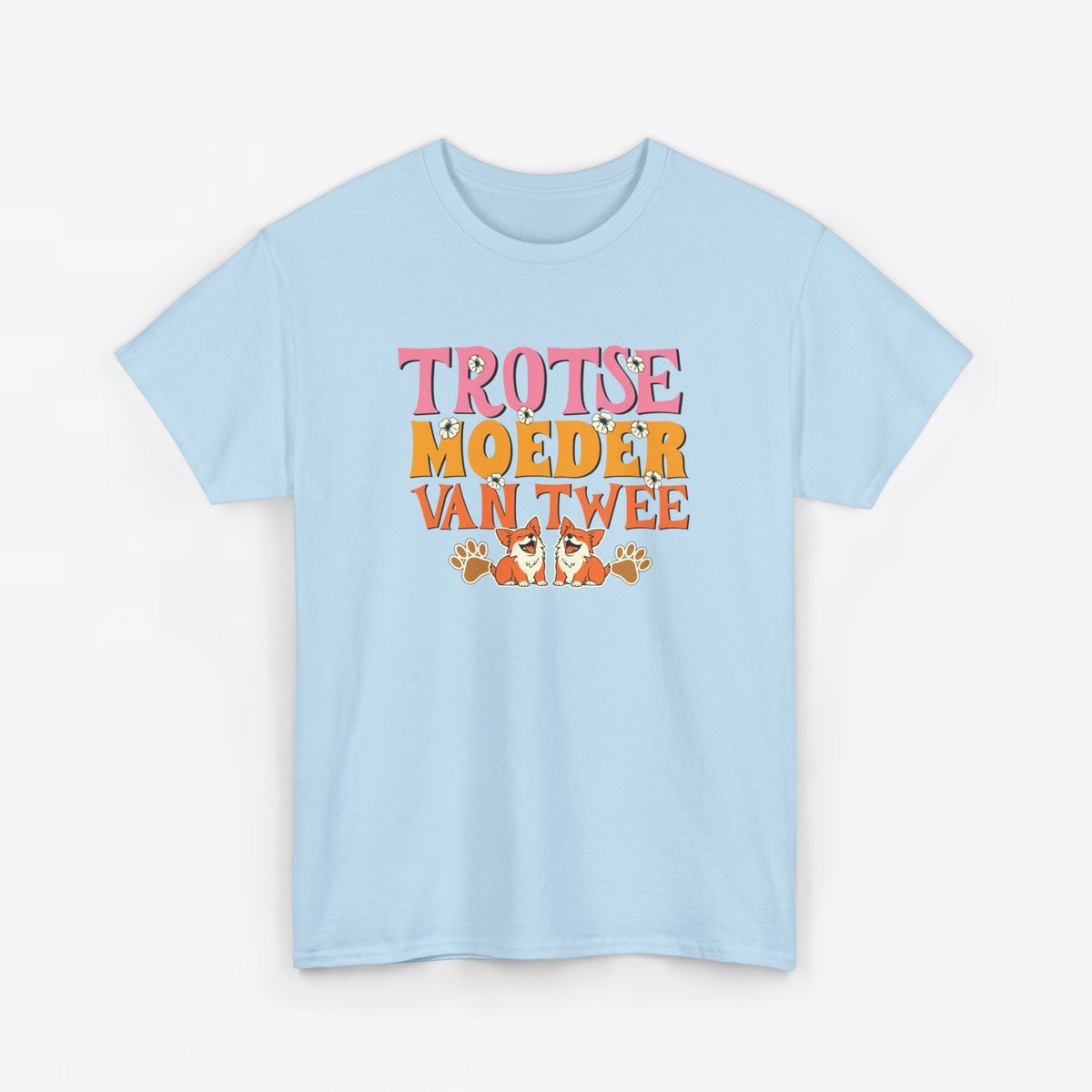 Lichtblauwe T-shirt met ronde hals en gekleurde tekst- en hondenprint op de borst.