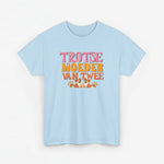Lichtblauwe T-shirt met ronde hals en gekleurde tekst- en hondenprint op de borst.