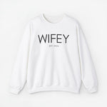 Witte sweater met borstopdruk WIFEY en EST. 2024, lange mouwen