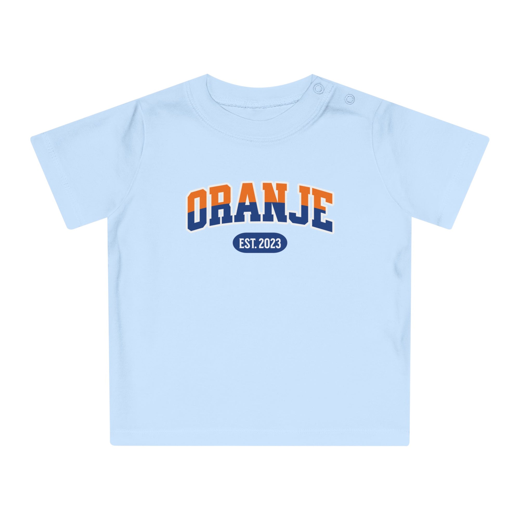 Baby T-shirt voor EK, WK en Koningsdag - Personaliseer met EST Jaar  - ORANJE - oranje en blauwe tekst (Voorkant)