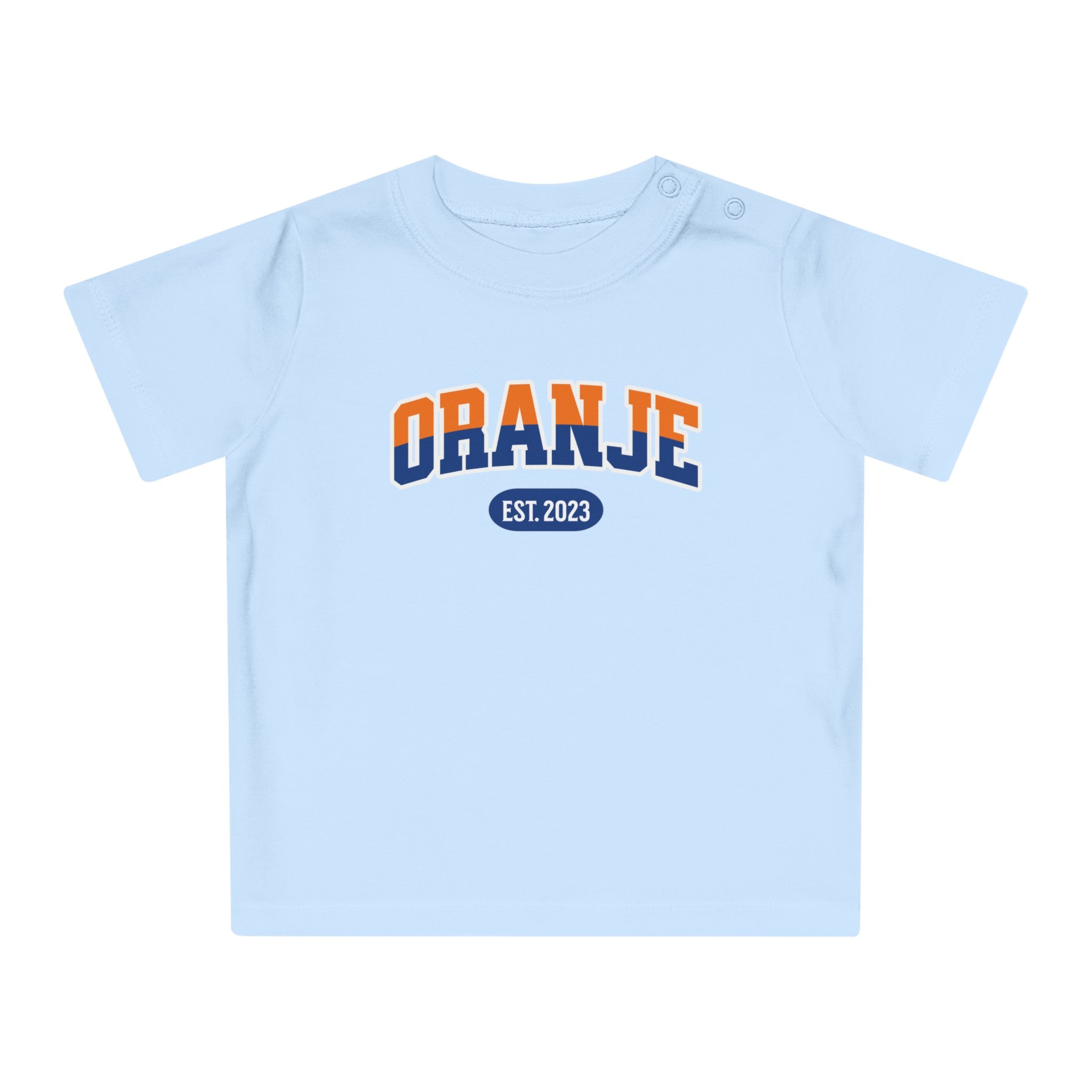 Baby T-shirt voor EK, WK en Koningsdag - Personaliseer met EST Jaar  - ORANJE - oranje en blauwe tekst (Voorkant)