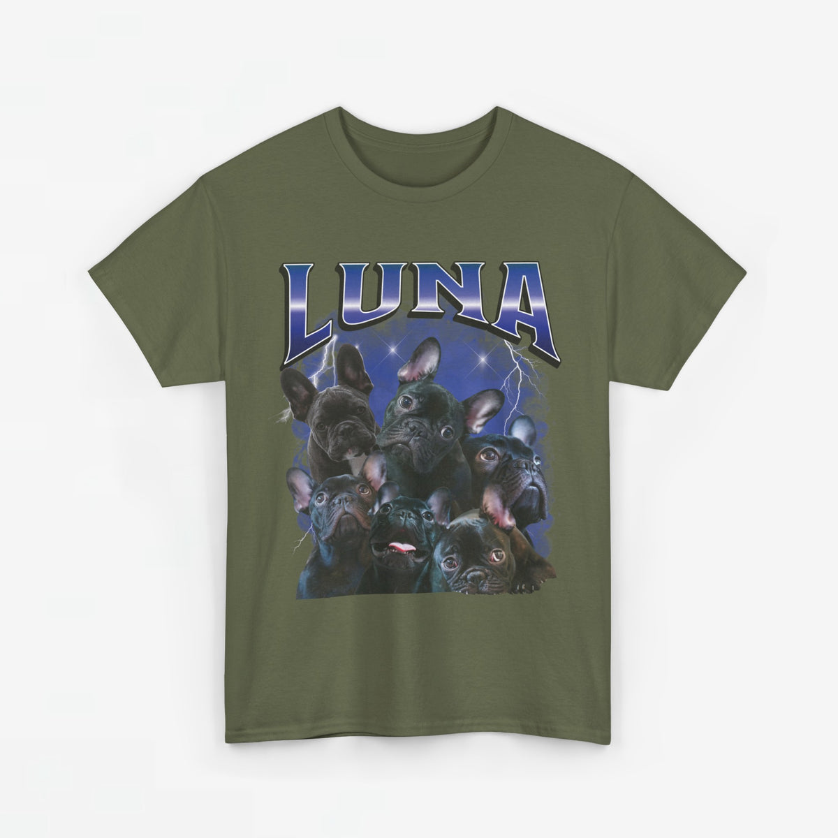 Olijfgroene T-shirt met LUNA-opdruk en collage van honden met blauwe accenten.