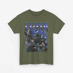 Olijfgroene T-shirt met LUNA-opdruk en collage van honden met blauwe accenten.