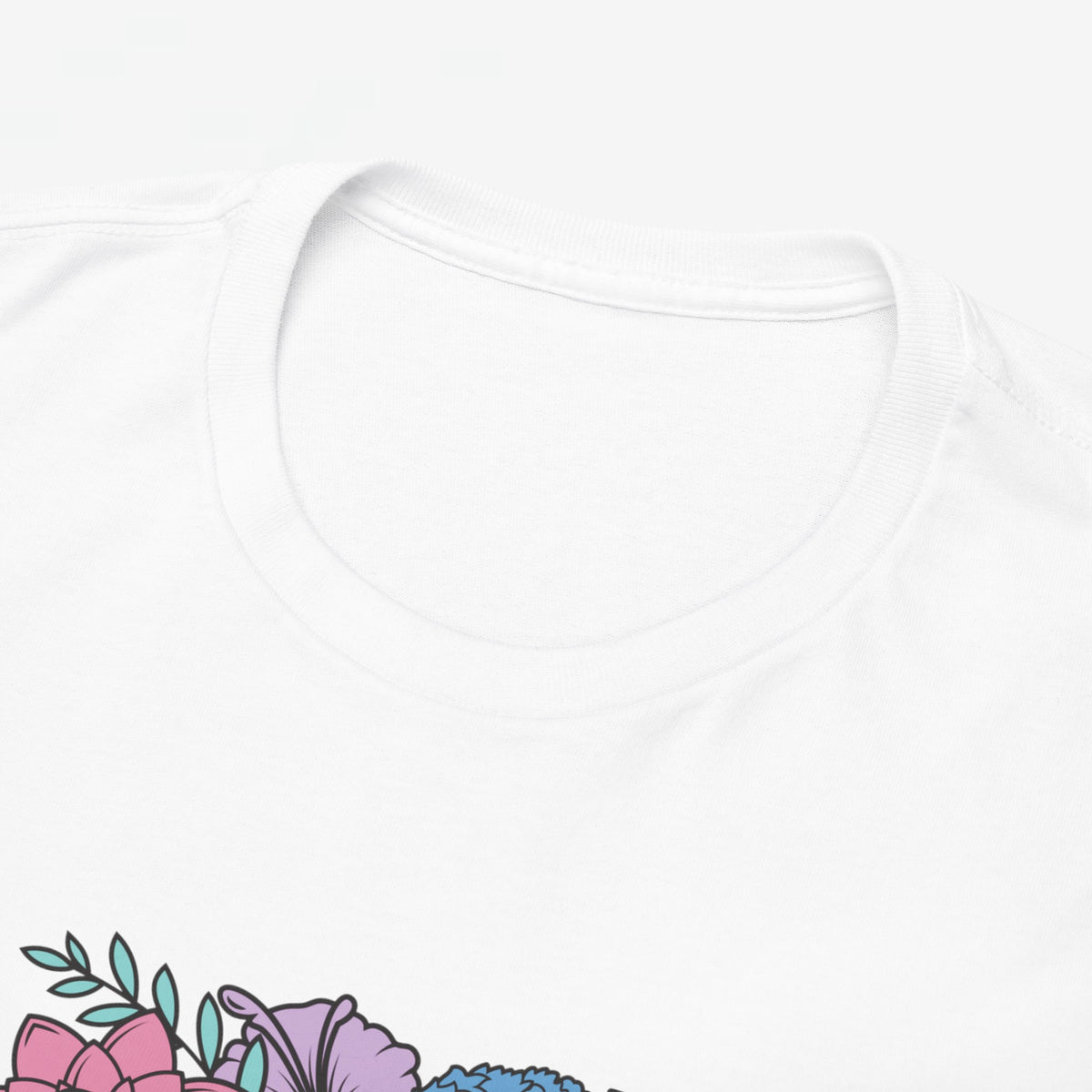 Witte T-shirt bij de hals met ronde boord; zoom op stof en printrand