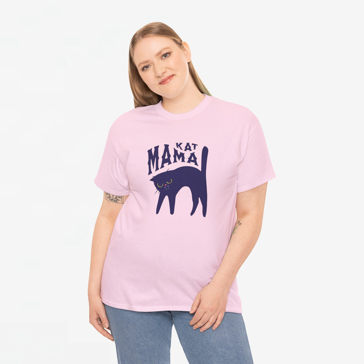 Roze T-shirt gedragen, met opdruk 'KAT MAMA' en zwarte katillustratie