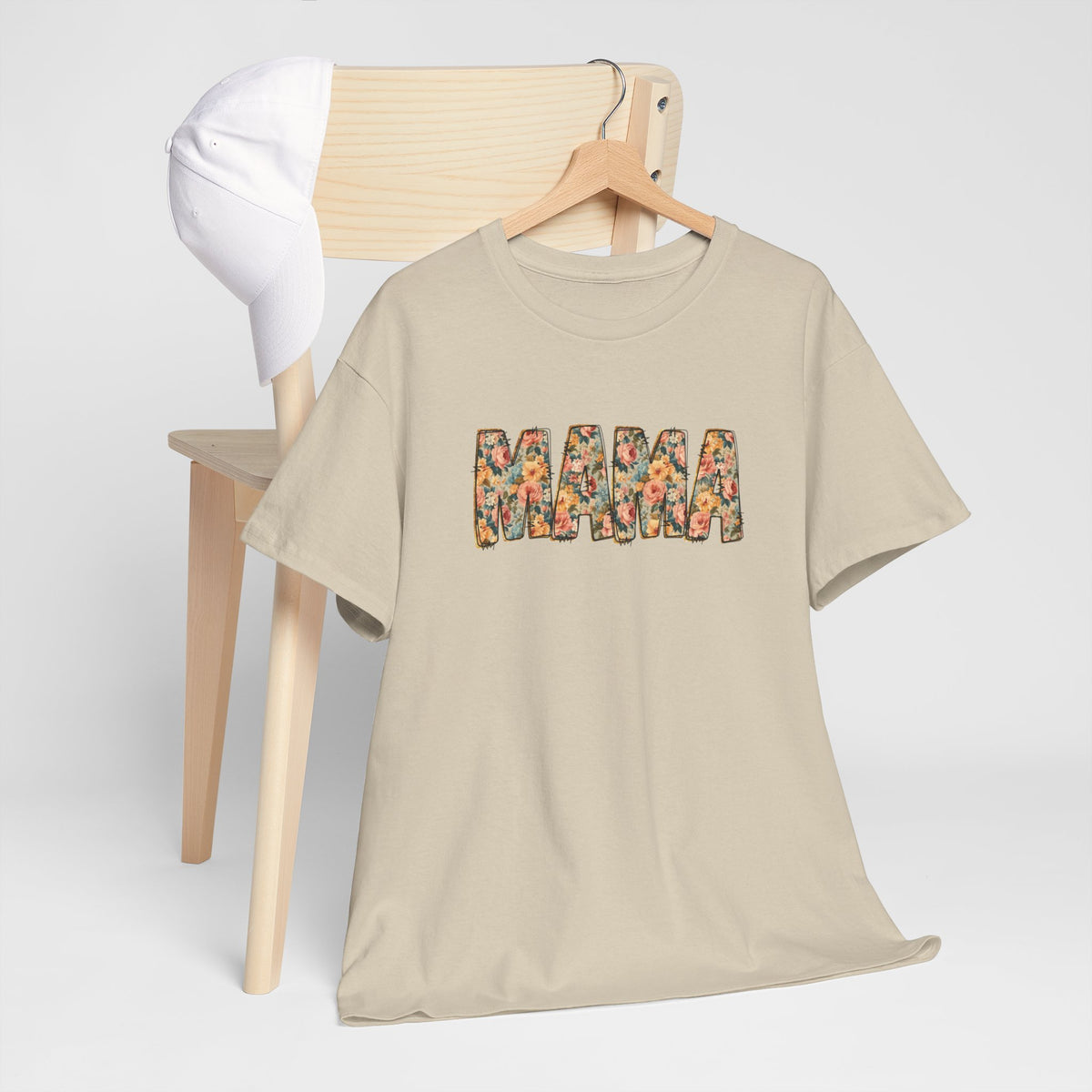 Beige oversized T-shirt met bloemenprint “MAMA” op de borst, op hangertje