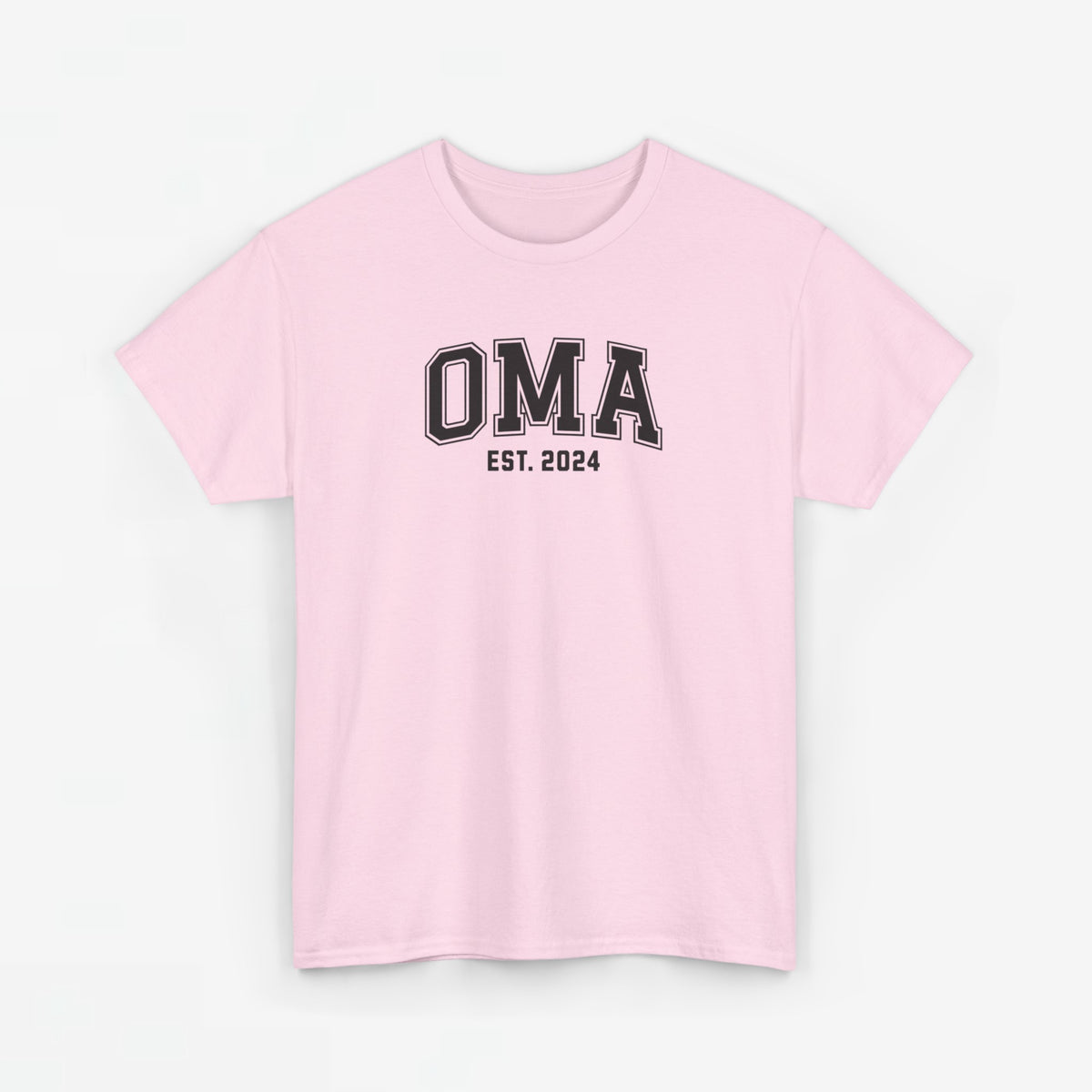 Lichtroze T-shirt met opdruk “OMA” en “EST. 2024” op de borst.