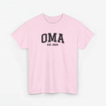 Lichtroze T-shirt met opdruk “OMA” en “EST. 2024” op de borst.