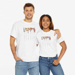 Twee witte T-shirts met geboortemaand bloemenprint, gedragen door twee personen