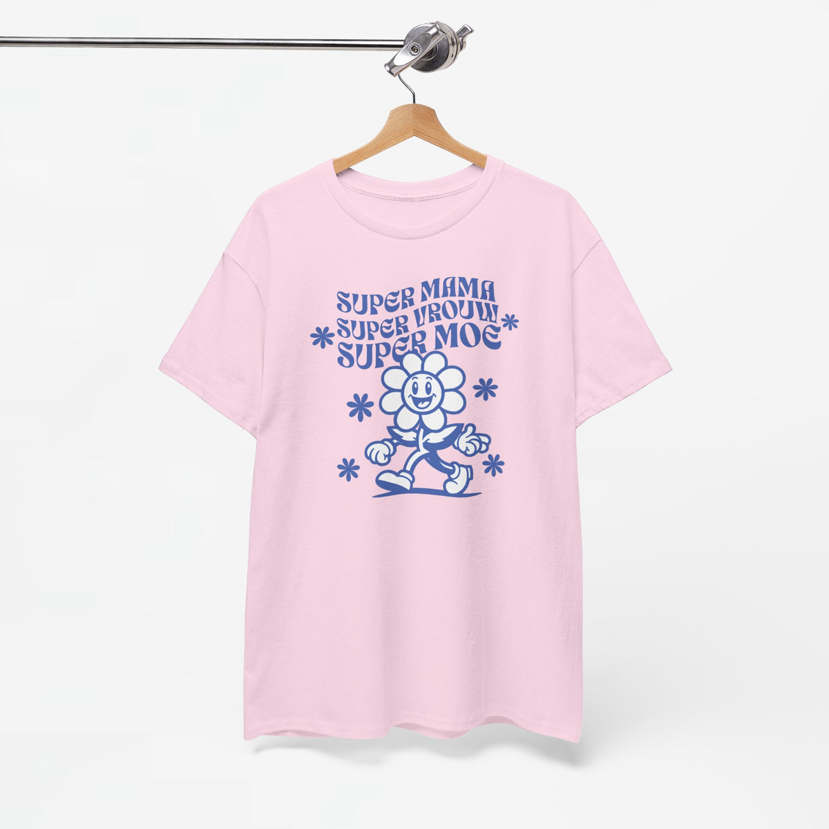 Roze t-shirt op hanger met ronde hals en blauwe ‘Super Mama’ print