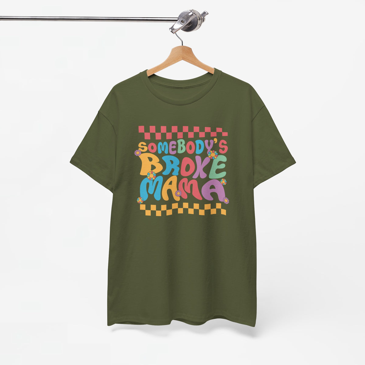 Military green t-shirt, achteraanzicht op hangertje, met kleurrijke "Somebody’s Broke Mama"-print