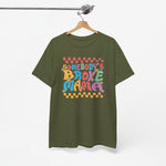 Military green t-shirt, achteraanzicht op hangertje, met kleurrijke "Somebody’s Broke Mama"-print