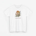 Wit T-shirt met bloemenboeketprint en tekst onderaan in bruin en groen.